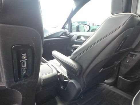 Used 2023 Chrysler Pacifica Limited w/ Uconnect Theater Family Group image 23