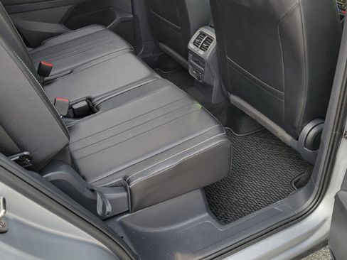 Certified 2024 Volkswagen Tiguan SE R-Line image 40