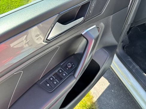 Used 2023 Volkswagen Tiguan SE w/ Panoramic Sunroof Package AWD/4WD image 11