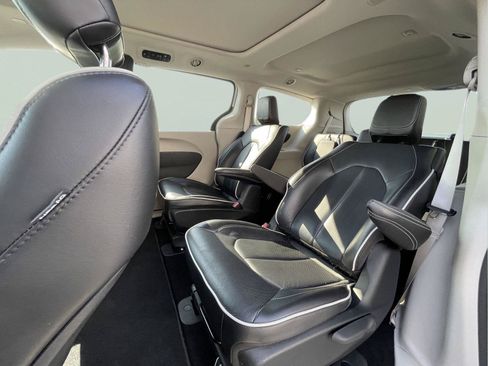 Used 2023 Chrysler Pacifica Limited FWD image 14