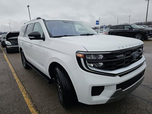 Used 2025 Ford Expedition Platinum image 3