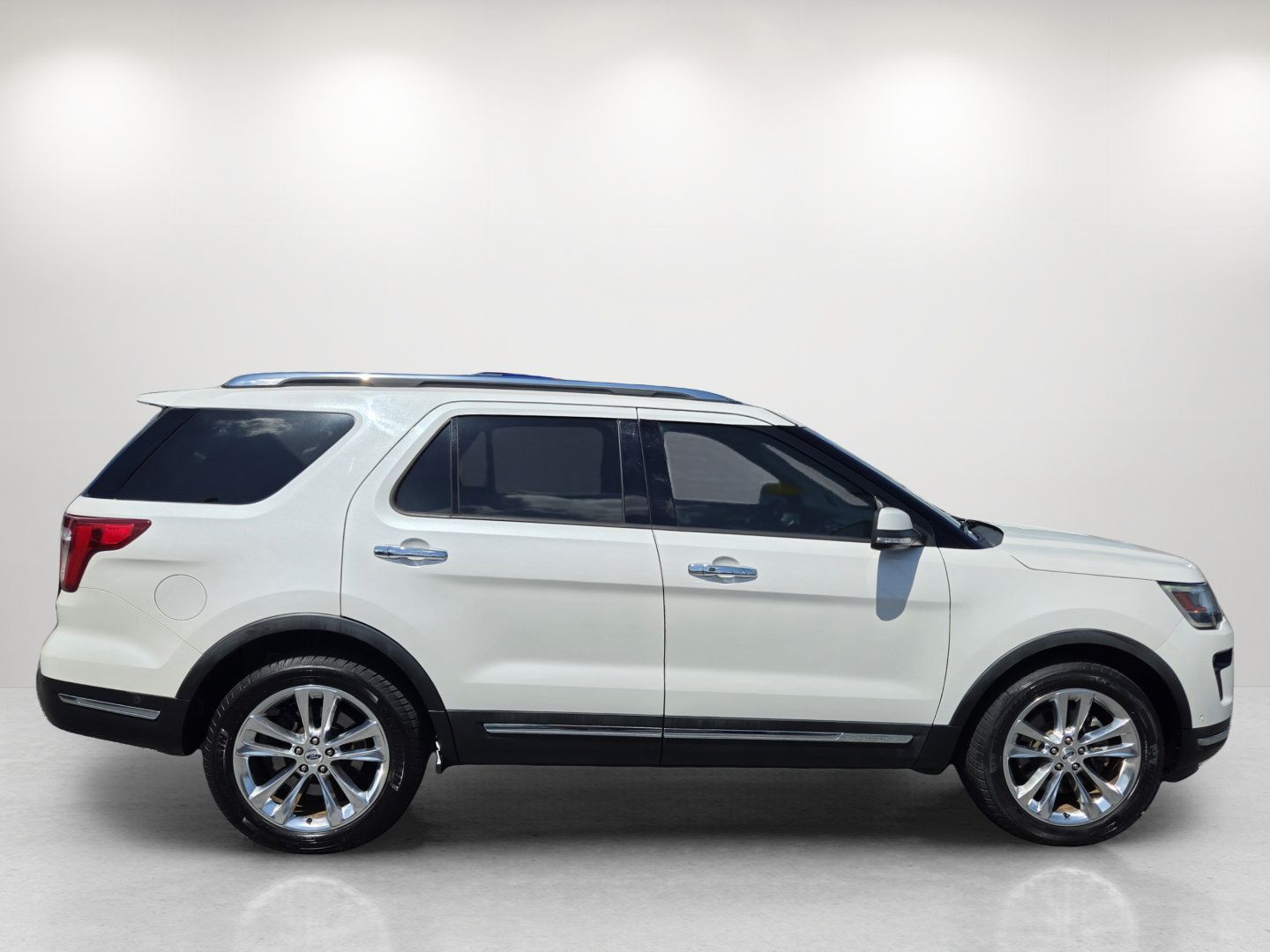 Used 2019 Ford Explorer Limited w/ Ford Safe & Smart Package FWD image 4