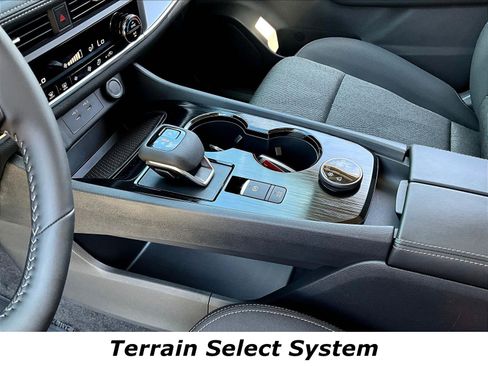 Certified 2026 Nissan Rogue SV AWD/4WD image 18