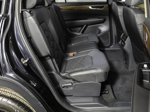 Used 2025 Volkswagen Atlas SE w/ Black Wheel Package image 41