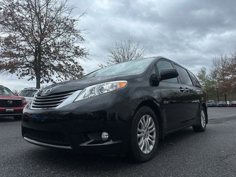 Used 2017 Toyota Sienna XLE w/ XLE Navigation Package image 32