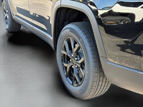 New 2025 Jeep Grand Cherokee L Altitude image 8