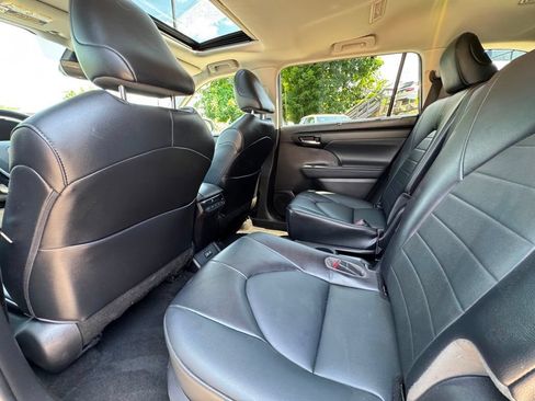 Used 2022 Toyota Highlander XLE AWD/4WD image 22