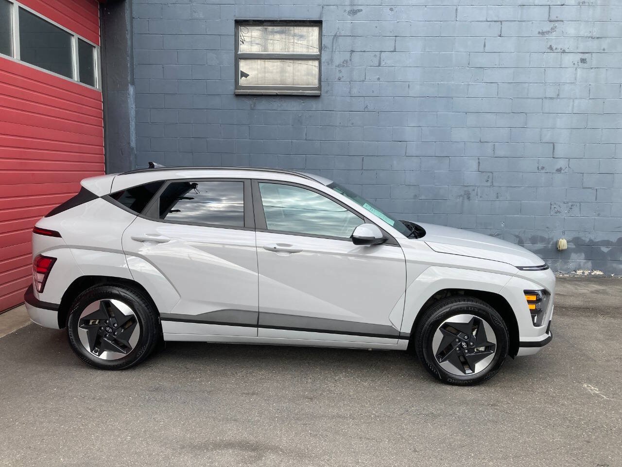 Used 2024 Hyundai Kona SEL FWD image 2