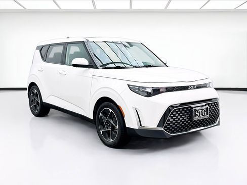 Used 2023 Kia Soul EX image 3