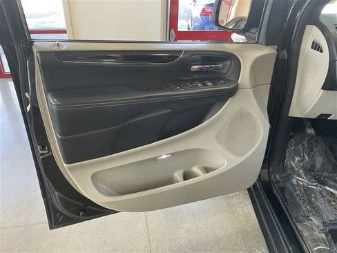 Used 2018 Dodge Grand Caravan SXT image 10