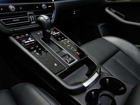 Used 2025 Porsche Macan AWD/4WD image 23