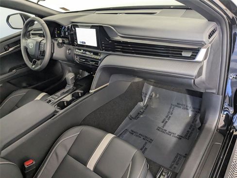 Used 2025 Toyota Camry SE image 5