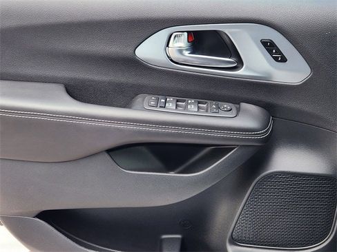 New 2026 Chrysler Pacifica Limited image 18