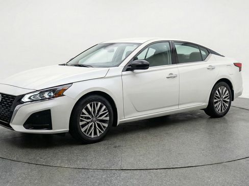 Used 2025 Nissan Altima 2.5 SV FWD image 3