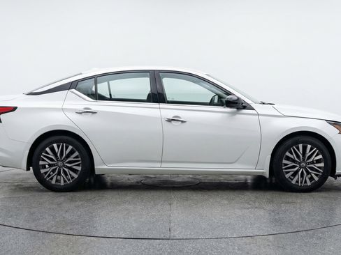 Used 2025 Nissan Altima 2.5 SV FWD image 11