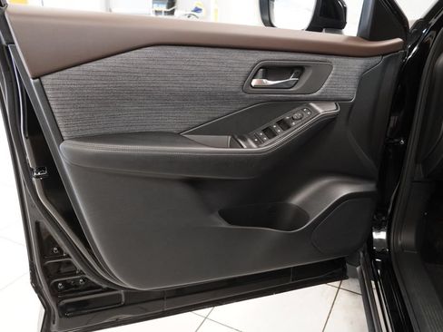 Used 2023 Nissan Rogue SV AWD/4WD image 16