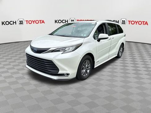 Used 2021 Toyota Sienna XLE w/ XLE Plus Package AWD/4WD image 3