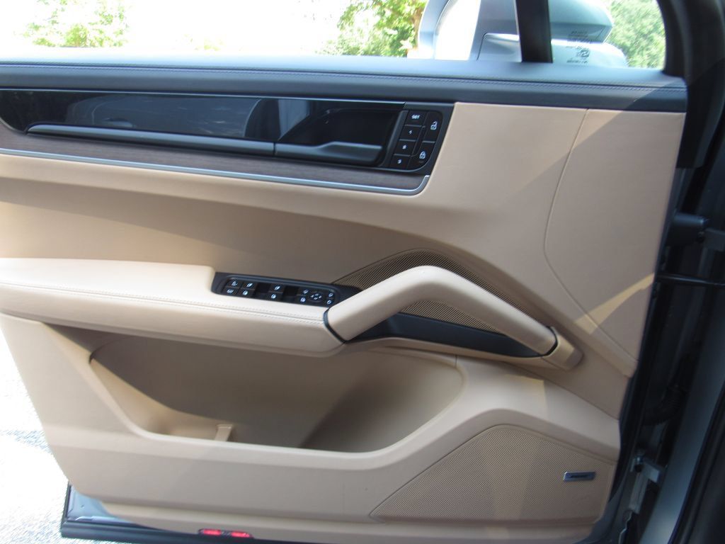 Certified 2025 Porsche Cayenne E-Hybrid AWD/4WD image 23