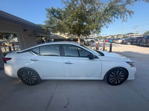 Used 2025 Nissan Altima 2.5 SV FWD image 3