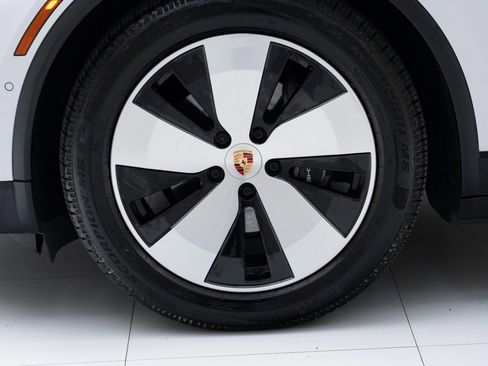 Used 2024 Porsche Macan 4 Electric image 12