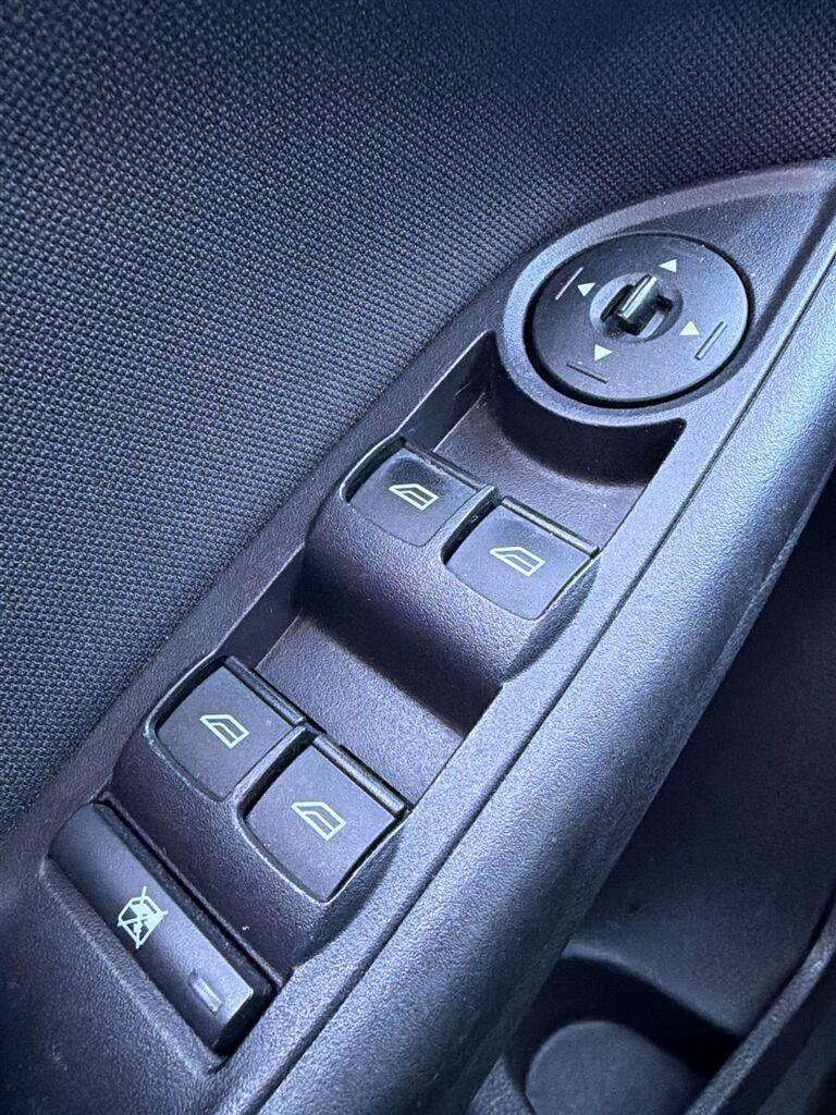 Used 2017 Ford Focus SE FWD image 8