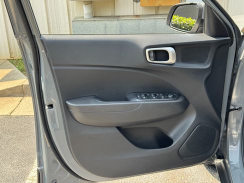 Used 2021 Hyundai Venue SE FWD image 33