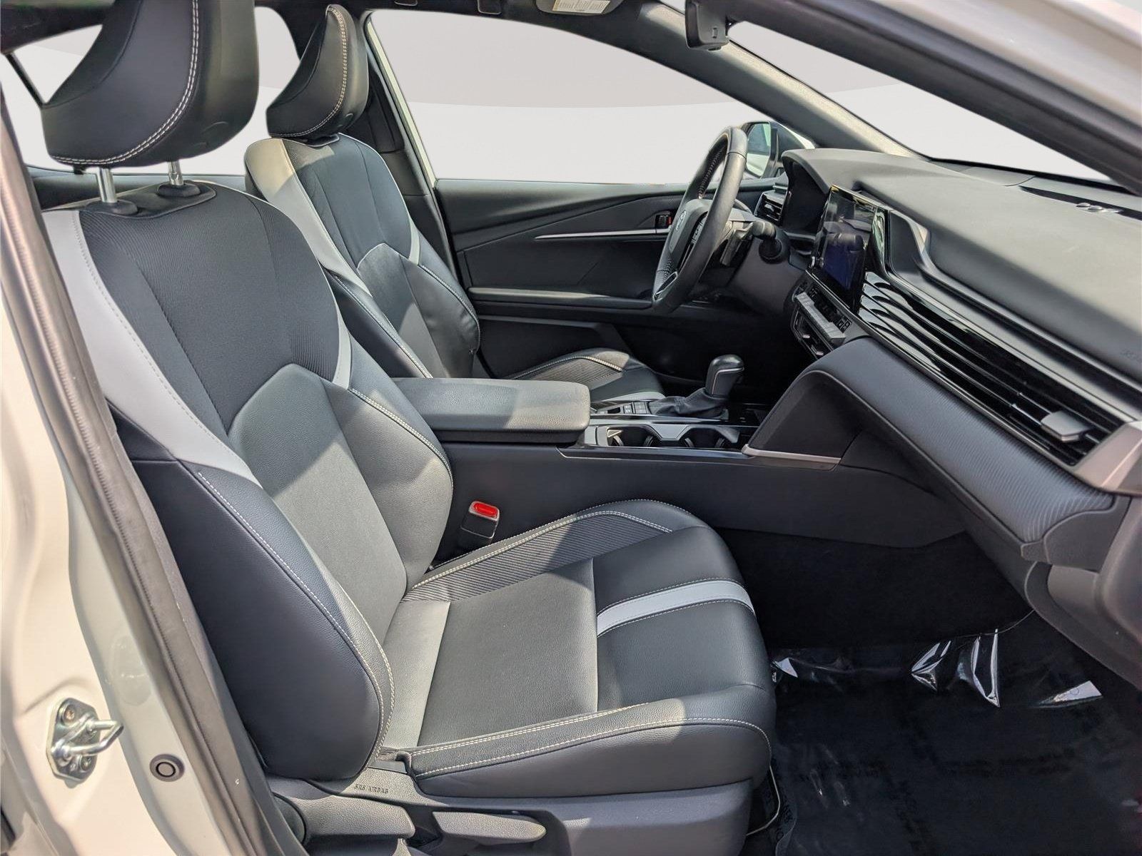 Used 2025 Toyota Camry SE w/ Convenience Package FWD image 12