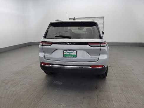 Used 2023 Jeep Grand Cherokee Laredo image 7