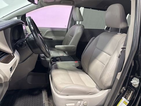 Used 2020 Toyota Sienna XLE w/ XLE Navigation Package FWD image 24