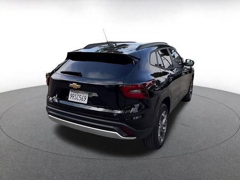 Used 2025 Chevrolet Trax LT FWD image 14