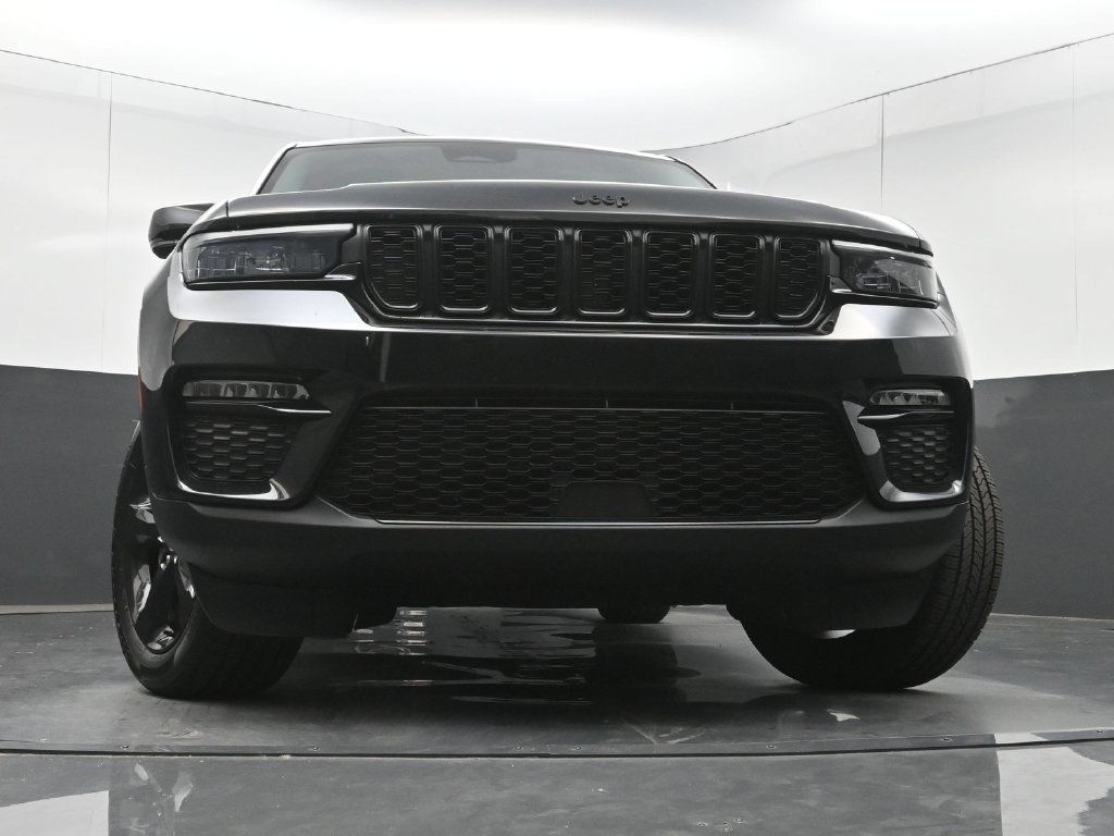 Used 2023 Jeep Grand Cherokee Limited w/ Black Appearance Package RWD image 31