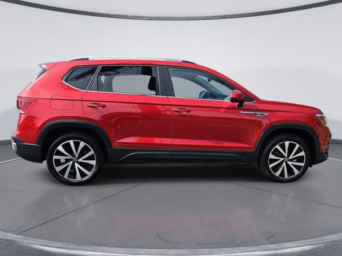 Used 2023 Volkswagen Taos SE FWD image 2