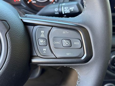 Used 2025 Jeep Gladiator Sport AWD/4WD image 16