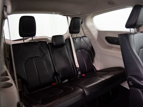 Used 2024 Chrysler Pacifica Limited FWD image 19