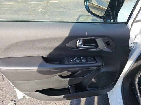 Used 2026 Chrysler Pacifica Limited image 20