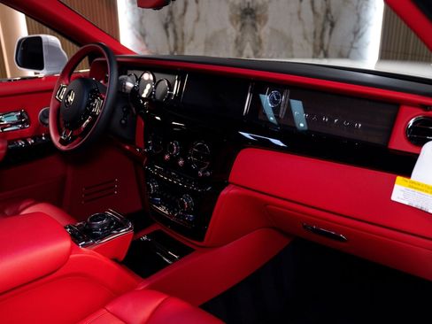 Used 2024 Rolls-Royce Phantom Sedan RWD image 12