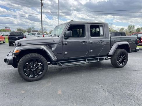 Used 2025 Jeep Gladiator Sport AWD/4WD image 3