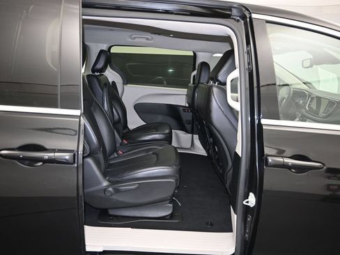 Used 2023 Chrysler Pacifica Touring-L FWD image 25