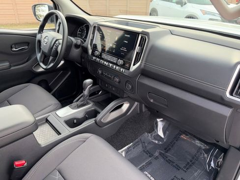 Used 2025 Nissan Frontier SV image 22