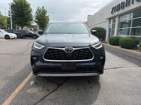 Used 2020 Toyota Highlander Platinum AWD/4WD image 2