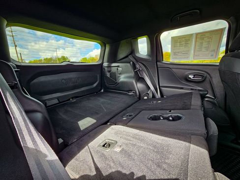 Certified 2022 Jeep Renegade Altitude w/ Convenience Group AWD/4WD image 37
