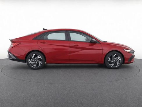 Used 2025 Hyundai Elantra SEL FWD image 4