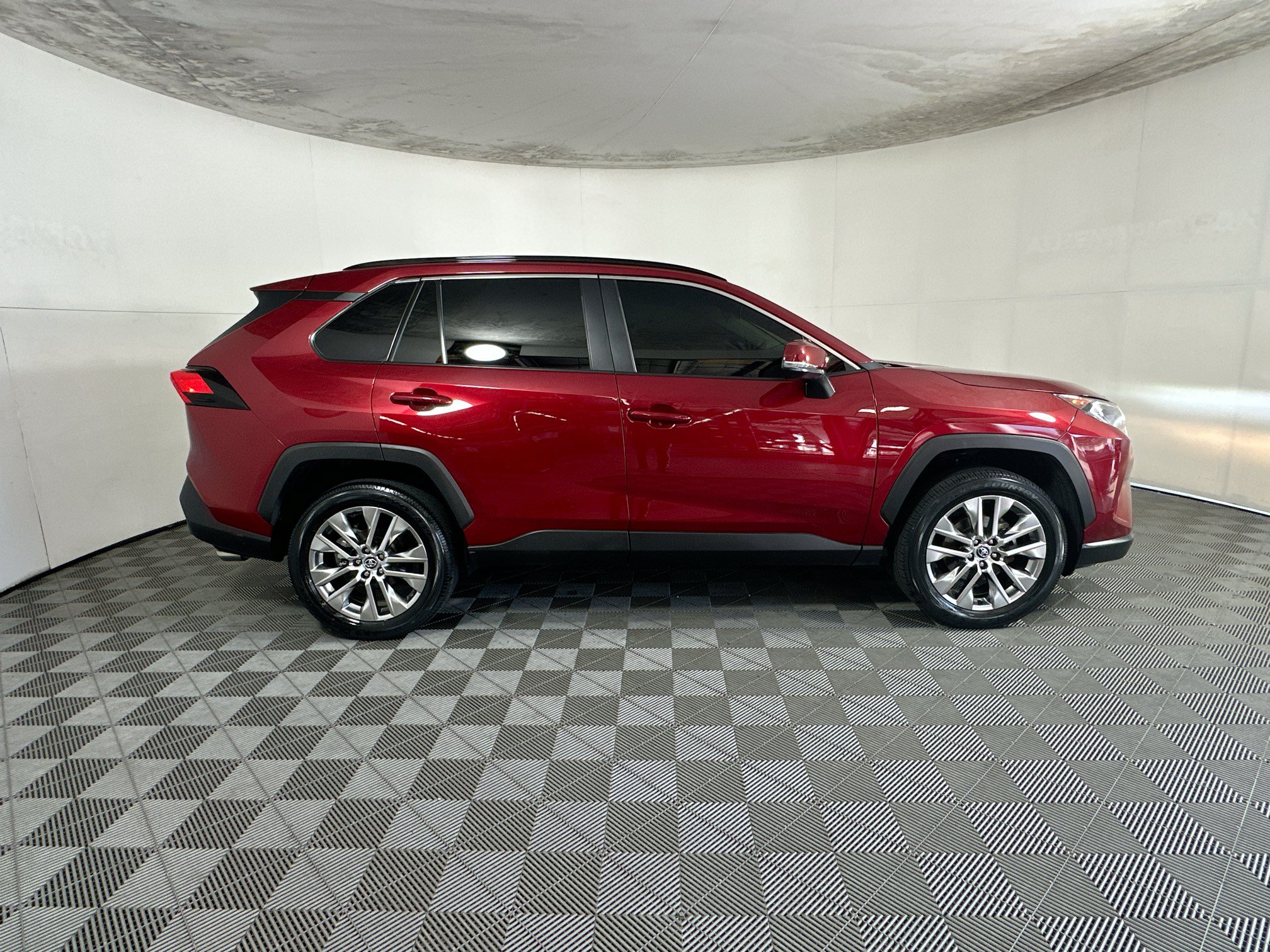 Used 2020 Toyota RAV4 XLE Premium FWD image 2
