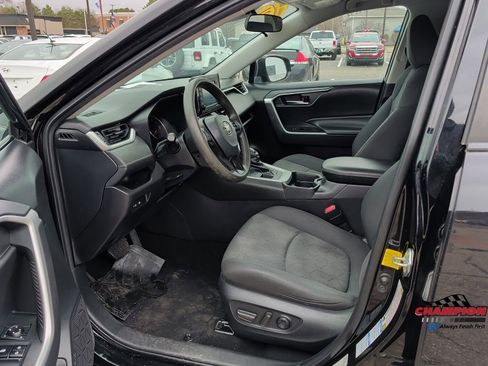 Used 2021 Toyota RAV4 XLE image 10