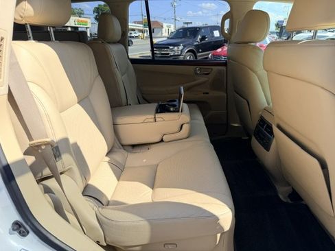 Used 2009 Lexus LX 570 4WD w/ Preferred Accessory Pkg image 20