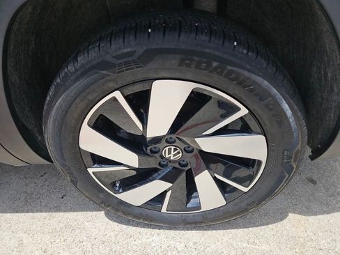 Used 2025 Volkswagen Atlas Cross Sport SE FWD image 25