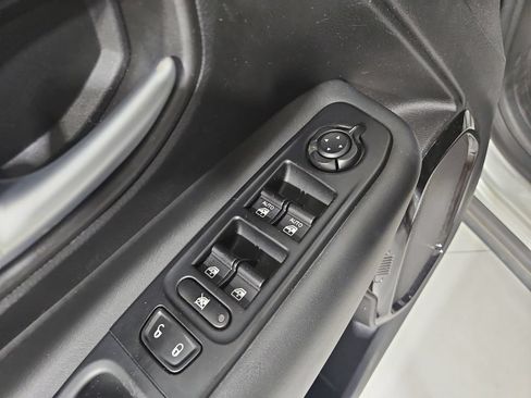 Used 2019 Jeep Renegade Altitude w/ UConnect 8.4 Nav Group AWD/4WD image 12
