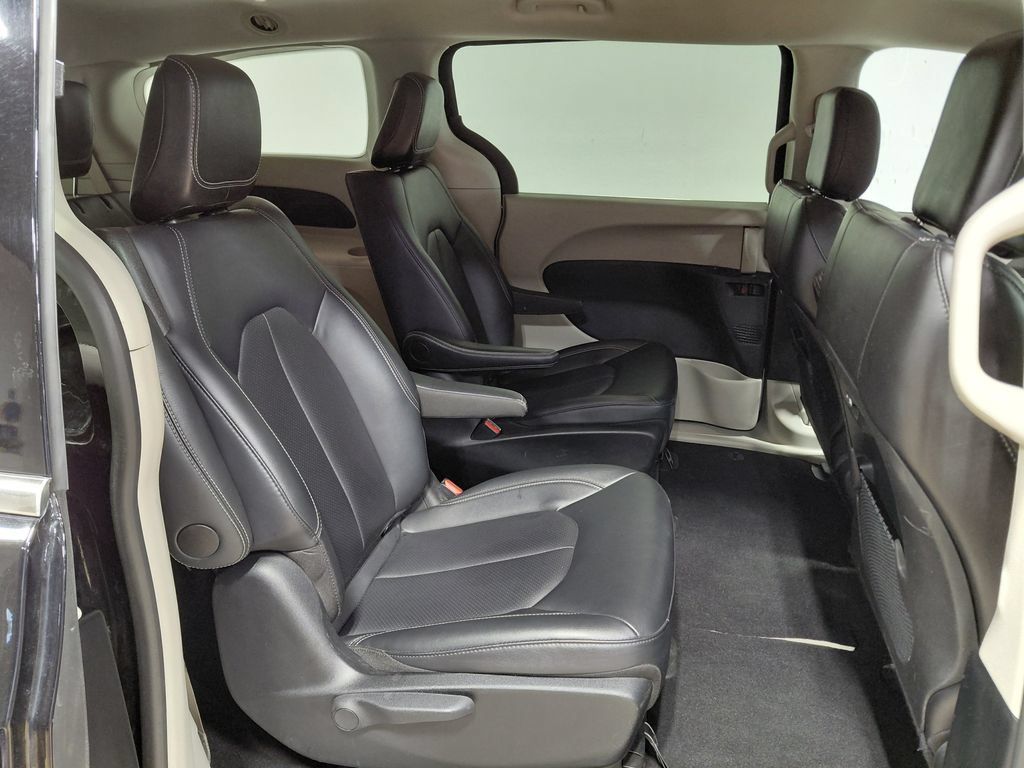 Certified 2024 Chrysler Pacifica Limited FWD image 43