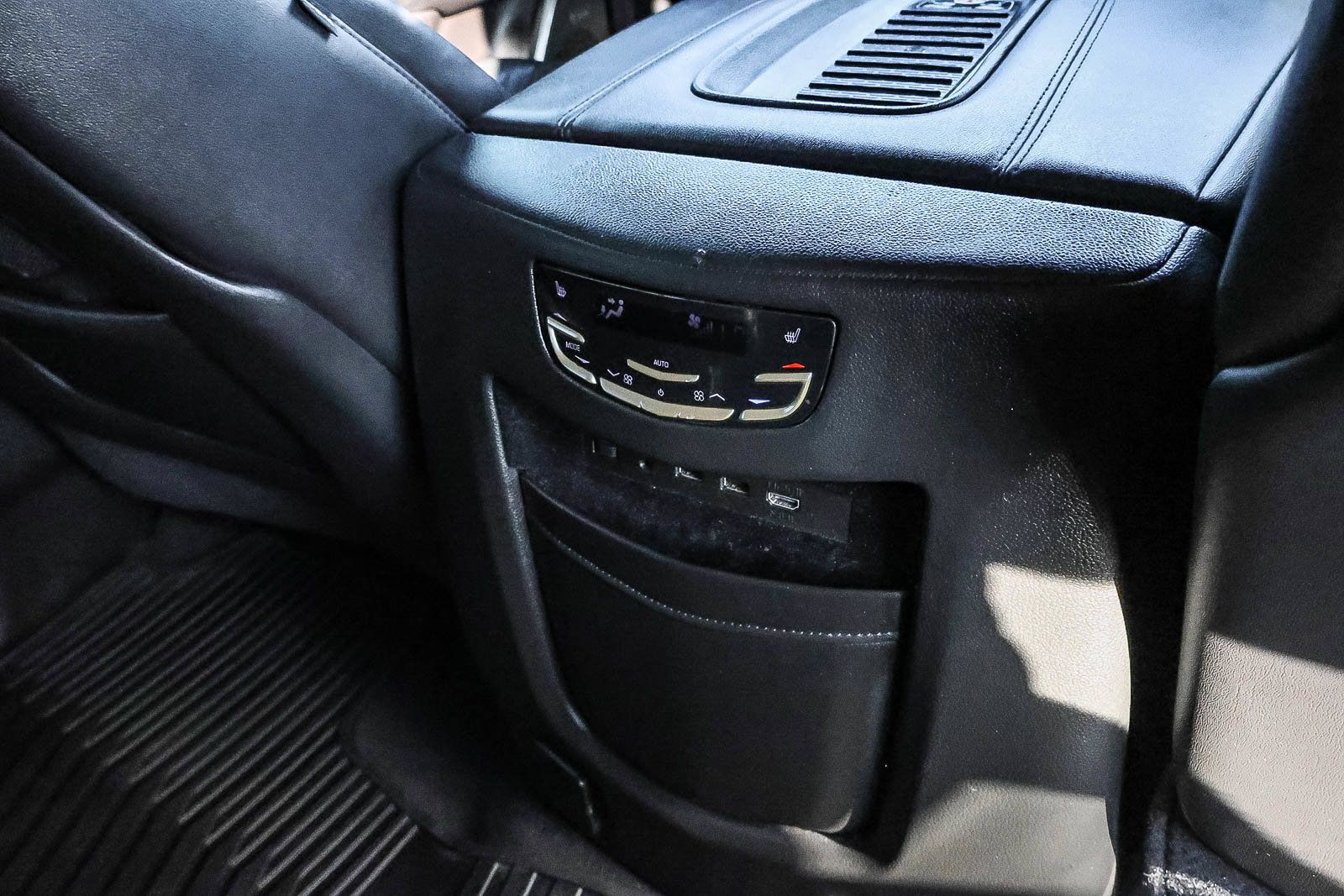 Used 2019 Cadillac Escalade Premium Luxury w/ Escalade Sport Edition AWD/4WD image 19