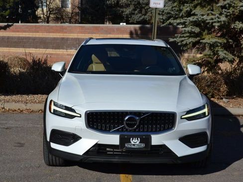Used 2020 Volvo V60 T5 Cross Country image 3
